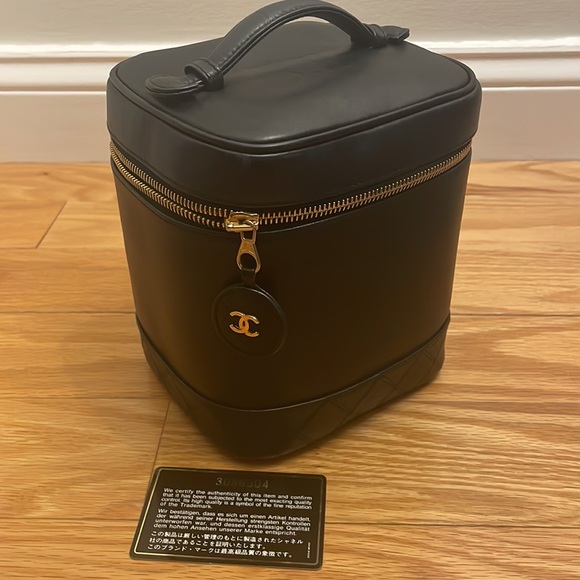 Authentic Chanel vanity case/bag in lambskin with chain - Picture 3 of 16